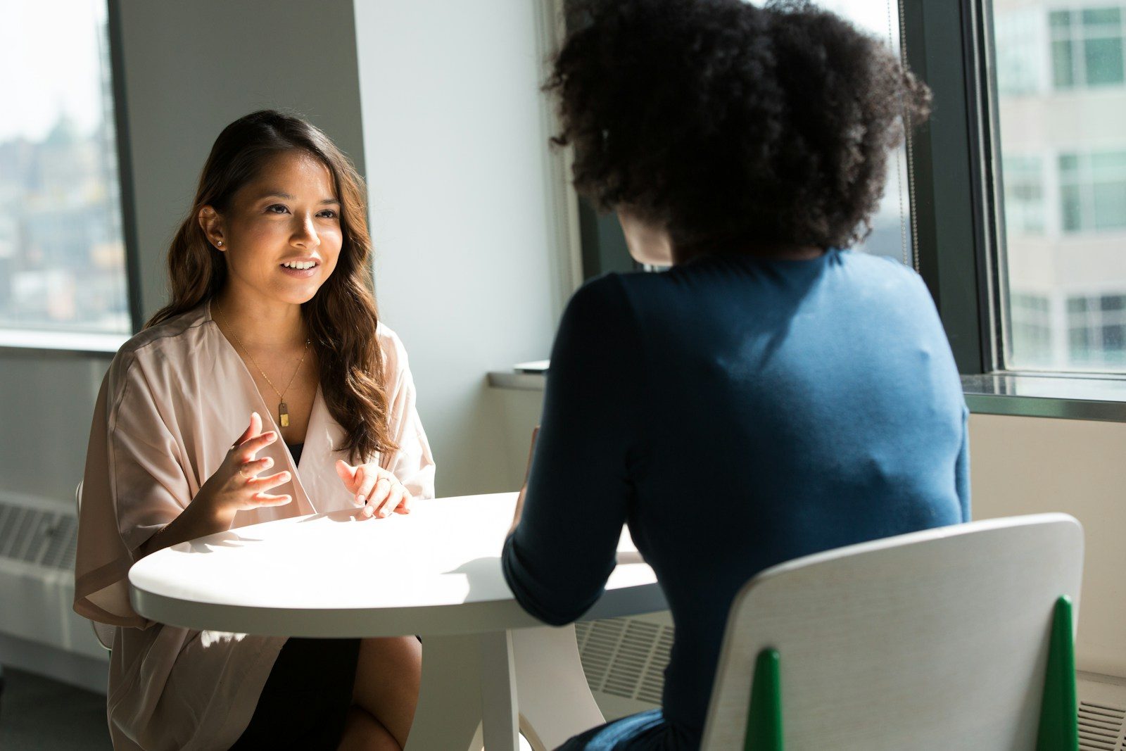 Entrevistas são conversas, não interrogatórios. E sim, de ambos os lados.